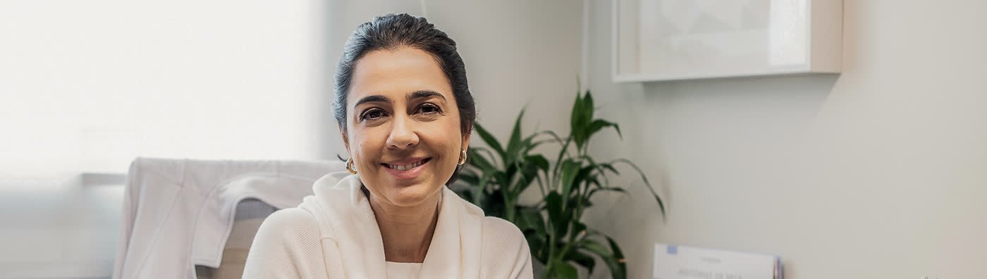 Dra. Anna Carolina Svacina em seu consultório, pronta para o atendimento online