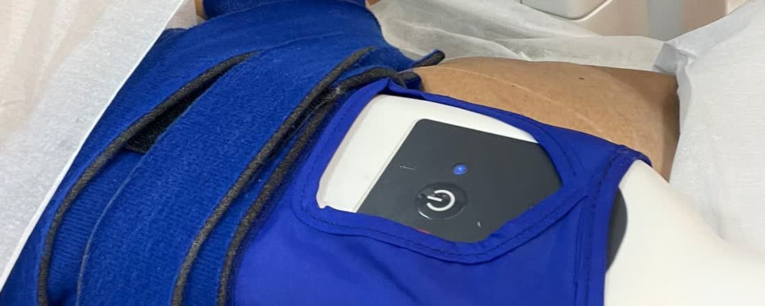 Aplicador de criolipólise (Coolsculpting) na região abdominal