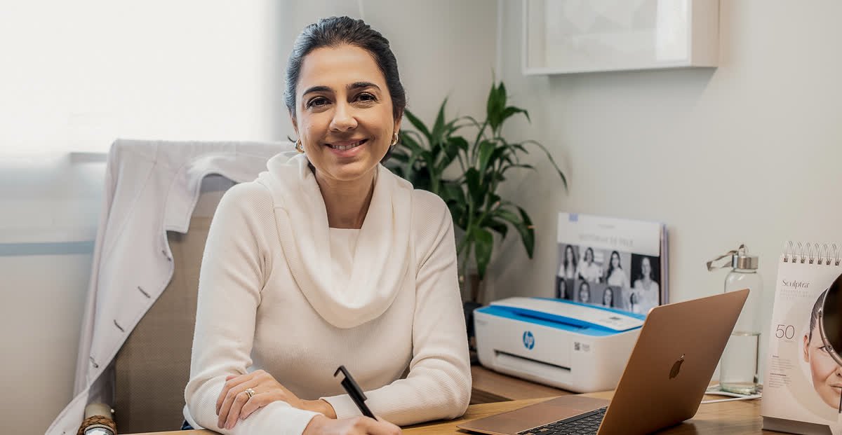 Dra. Anna Carolina Svacina em seu consultório, pronta para o atendimento online