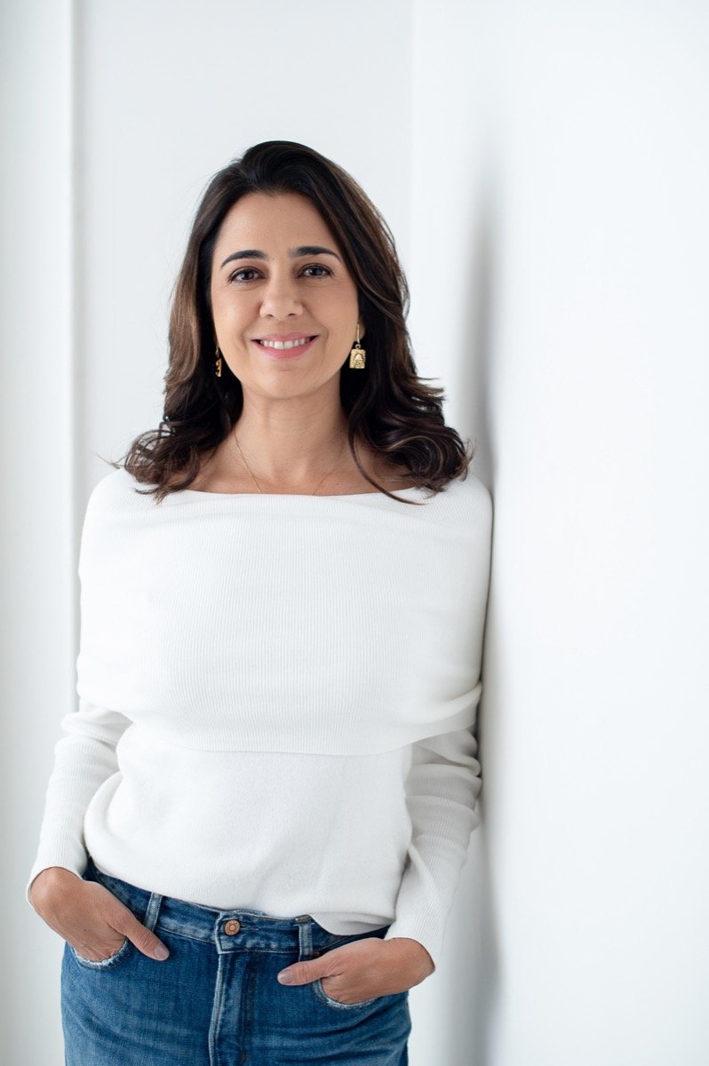 Dra. Anna Carolina Svacina em seu consultório de dermatologia